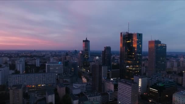 Varšava Město Soumraku Firemními Budovami Pohybující Provoz Pozadí Drone Shot — Stock video