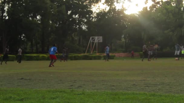 Jogando Futebol Uganda África — Vídeo de Stock