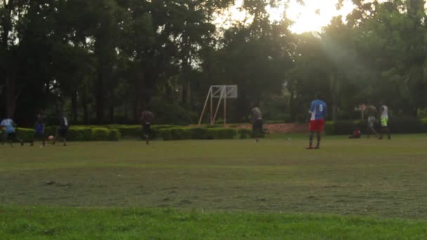 Jogando Futebol Uganda África — Vídeo de Stock