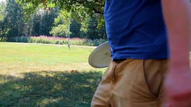 サヴェラフリースタイルパークで素敵なディスクゴルフスロー — ストック動画
