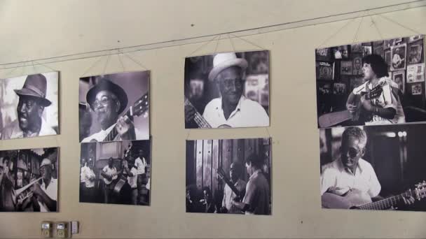 Ściana Zdjęciami Muzyków Santiago Kuba — Wideo stockowe