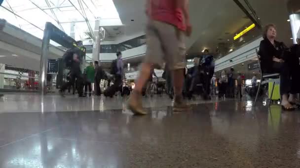 Время Люди Переезжают Аэропорт Некоторые Путешественники Спешат Своим Воротам Поймать — стоковое видео