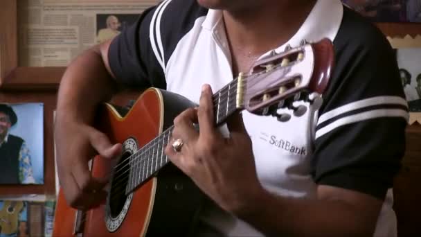 Küba Gitar Çalan Adam Santiago Şehrinde — Stok video