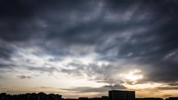 Hermosas Nubes Tormenta Antes Del Atardecer Sobre Ciudad — Vídeos de Stock