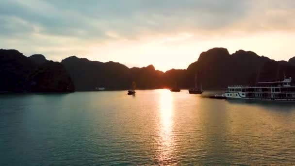 Long Bay Вьетнам Лодки Воде Закате Сумерки Красивым Золотым Отражением — стоковое видео