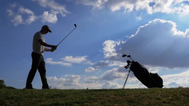 Golfista Przygotowuje Się Strzału Polu Golfowym Pięknym Niebieskim Zachmurzonym Niebem — Wideo stockowe