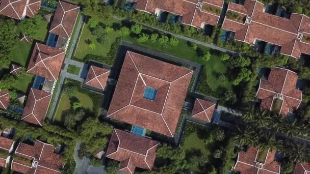 Spinning Aerial View Geometric Rooftops Tropical Resort — Stock Video