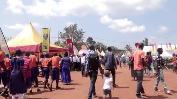 Une Foule Africains Interrogeant Autour Salon Agricole Avec Des Tentes — Video