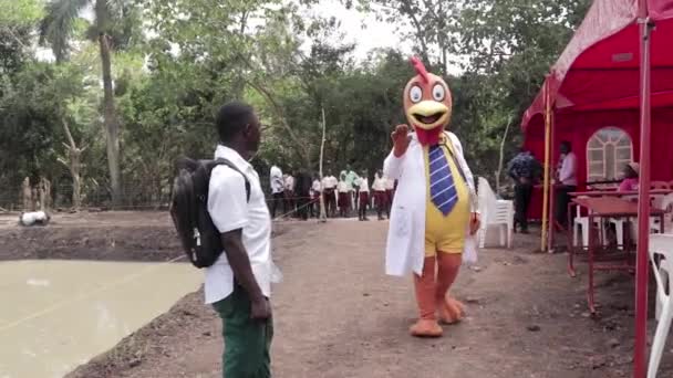 Een Man Een Komische Dokter Kippenpak Loopt Rond Een Afrikaanse — Stockvideo