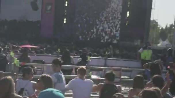 Gente Concerto Diverte Ascoltare Musica Applaudire Girato Una Giornata Sole — Video Stock