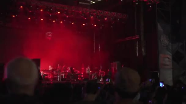 Люди Концерте Веселятся Слушая Музыку Хлопая Выстрел Ночью Открытом Воздухе — стоковое видео