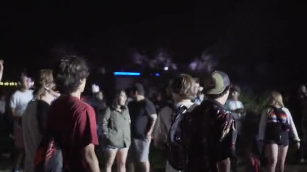 Konserdeki Insanlar Müzik Dinleyerek Alkışlayarak Eğleniyorlar Gece Vakti Açık Havada — Stok video