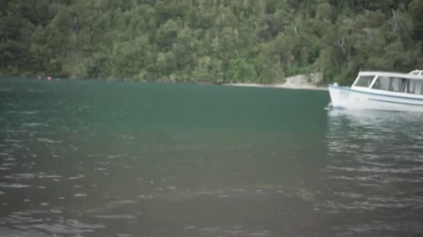 Schiefe Aufnahme Eines Bootes Auf Einem Ruhigen See Auf Dem — Stockvideo