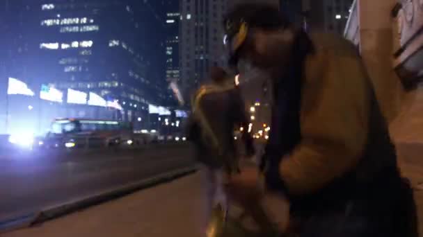伊利诺伊州芝加哥街头萨克斯风手的时间 — 图库视频影像