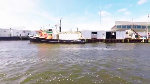 Vários Barcos Pesca Edifícios Pesca Industrial Tiro Partir Água — Vídeo de Stock