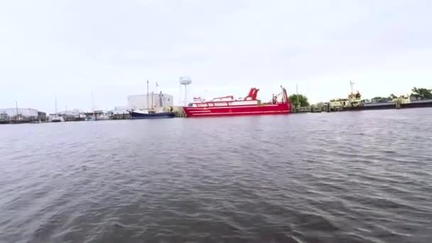 Grote Rode Vissersboot Vanuit Het Zicht Het Water — Stockvideo