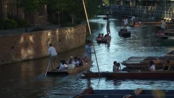 Туристов Ловят Переполненному Каналу Летний День Кембридже — стоковое видео