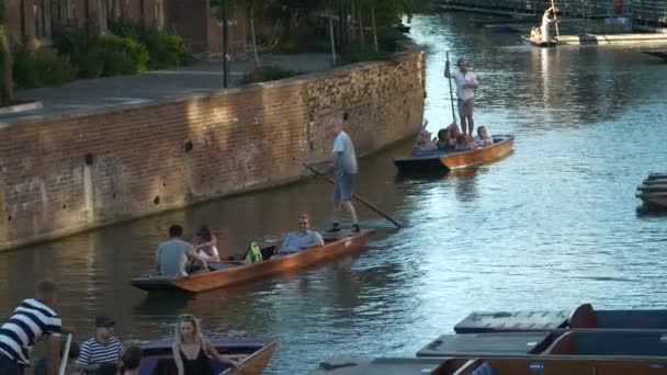 Los Turistas Son Perseguidos Través Del Canal Ocupado Día Verano — Vídeo de stock