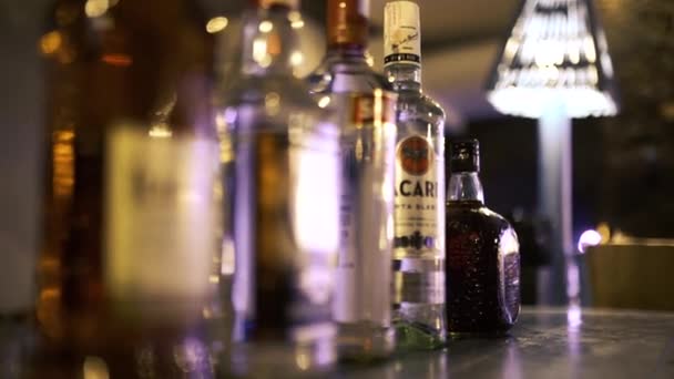 Alcol Bottiglia Tenuta Sul Tavolo Del Bar — Video Stock