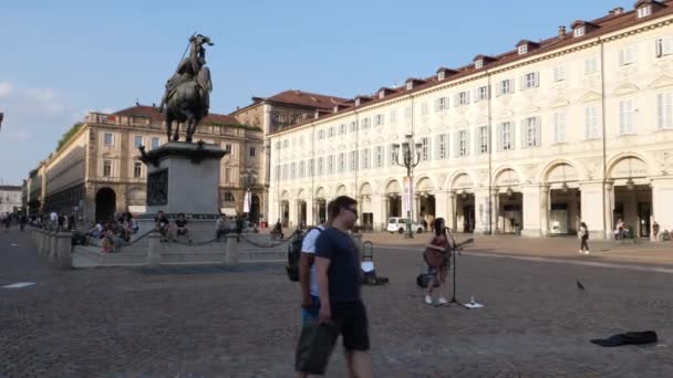 Ist Üblich Durch Die Stadt Gehen Und Die Musik Unbekannter — Stockvideo