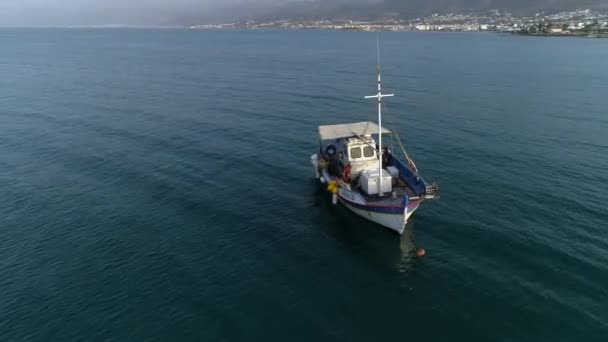希腊欧洲传统渔船上的渔民 — 图库视频影像