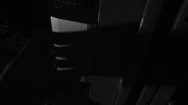 Ein Mann Drückt Einen Knopf Eines Fahrstuhls — Stockvideo