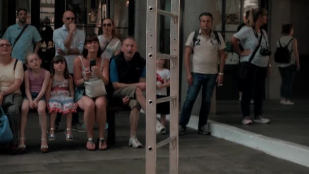 Covent Garden London Birleşik Krallık Editör Ücretsiz Bir Merdiven Üzerinde — Stok video