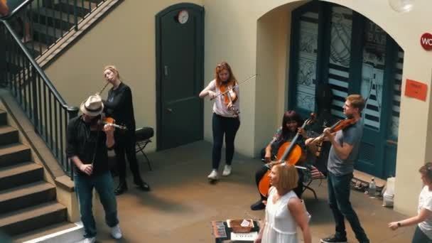 Músicos Que Tocan Con Violines Flauta Café Londres Reino Unido — Vídeos de Stock