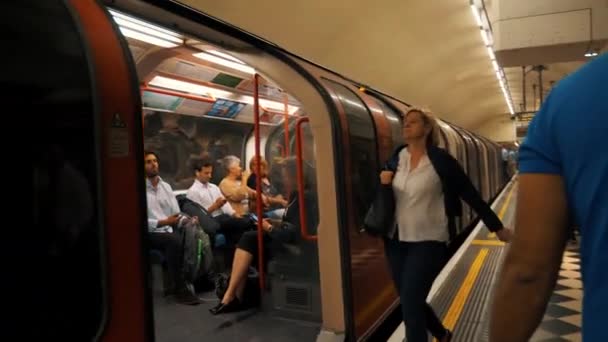 Corporate Woman Entering Tube Metro Train Underground London United Kingdom — Stock video