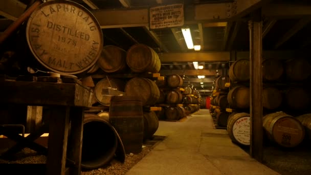Magazijn Met Vaten Bij Laphroaig Whisky Distillery Isle Islay Scotland — Stockvideo