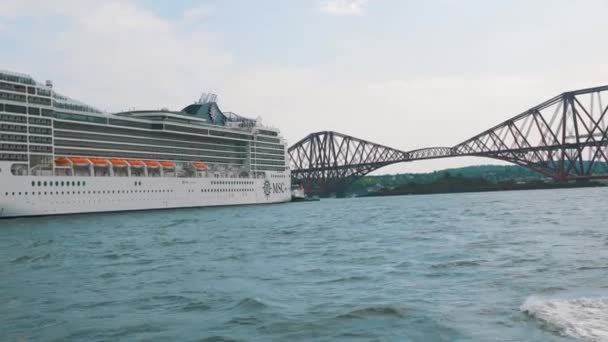 Slow Motion Naviguant Long Bateau Croisière Côté Pont Forth Road — Video