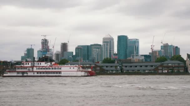 在泰晤士河上航行的船只每日的时间镜头 — 图库视频影像