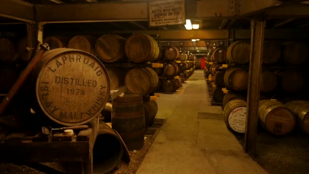 Склад Бочками Острове Laphroaig Whisky Distillery Islay Scotland — стоковое видео