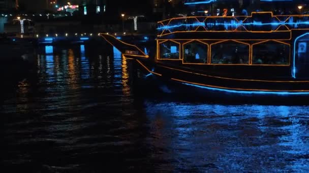 Een Cruiseboot Met Felblauwe Lichten Vaart Door Het Water Dubai — Stockvideo