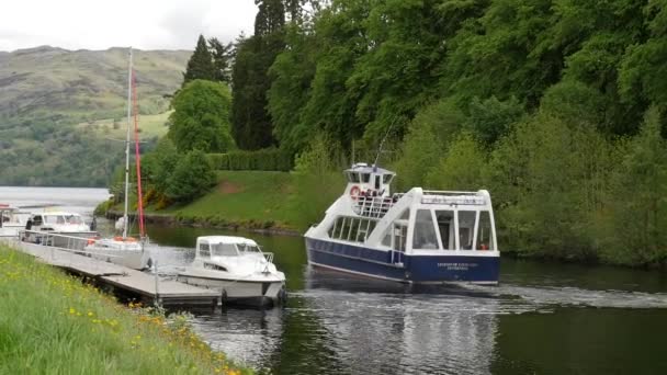 Zwiedzanie Łodzi Fort Augustus Loch Ness Lake Highlands Szkocja — Wideo stockowe