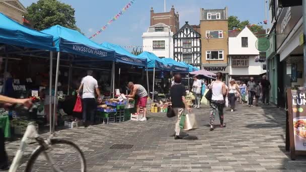 位于英国萨里郡泰晤士河畔金斯敦的中央市场广场 在英国萨里郡的金斯敦 泰晤士河畔 人们在阳光灿烂的日子里购物 — 图库视频影像