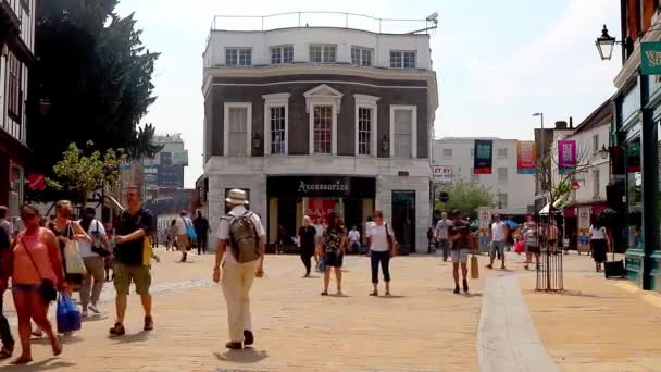 サリー イングランドのキングストン アポン テムズの主要なショッピング地区 晴れた日に買い物をする人 — ストック動画