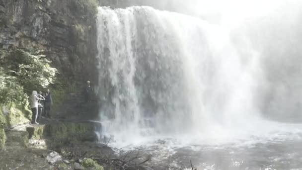 Menschen Hinter Einem Wasserfall Wales — Stockvideo