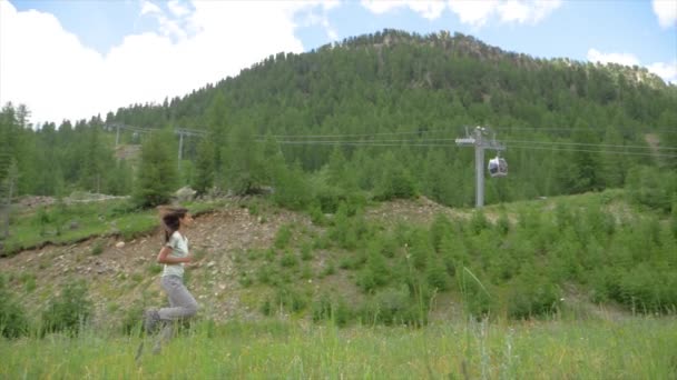 Jovem Mulher Correndo Livre Com Uma Montanha Elevador Gôndola Fundo — Vídeo de Stock