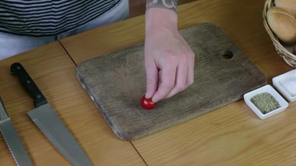 Les Mains Mettent Les Tomates Sur Une Planche Découper Sur — Video