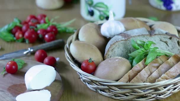 Panier Statique Avec Pain Sur Table Point Vue Intermédiaire Tomates — Video