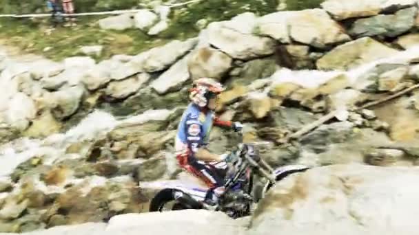 トライアルバイクで滝を登る元トライアルライダー — ストック動画