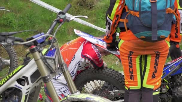 Motocross Rider Opravuje Špína Kolo Pneumatiky Venku — Stock video