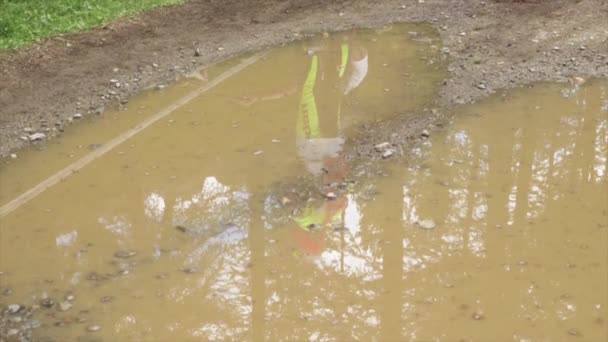 Slow Motion Moto Trial Jeździec Kładzie Swoim Sprzęcie Obok Kałuży — Wideo stockowe