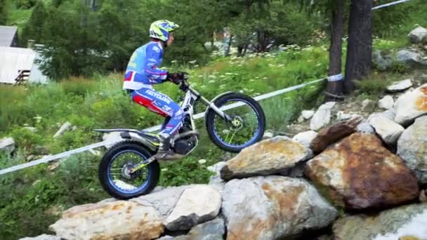 Slow Motion Moto Trial Rider Scaglie Rocce Accanto Una Cascata — Video Stock