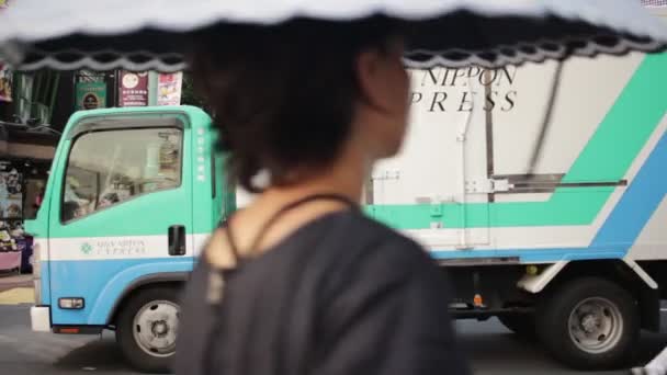 Camión Conduciendo Por Concurrida Calle Shinjuku — Vídeos de Stock