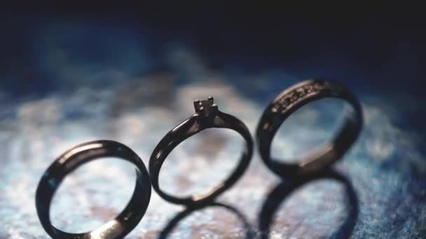 结婚戒指从左到右旋转 带有光效 — 图库视频影像