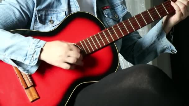 Mädchen Spielen Ein Rotes Akoustisches Guitar — Stockvideo