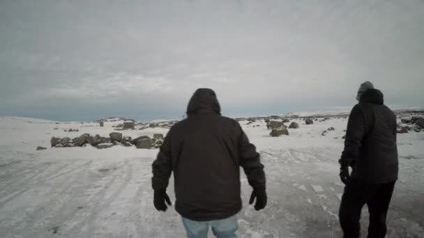 Les Hommes Marchant Dans Nord Islande — Video