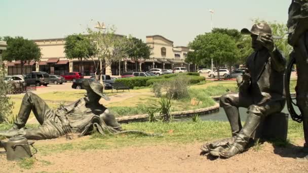 位于得克萨斯州弗里斯科市普雷斯顿岭的多利左撇子青铜雕像照片 — 图库视频影像